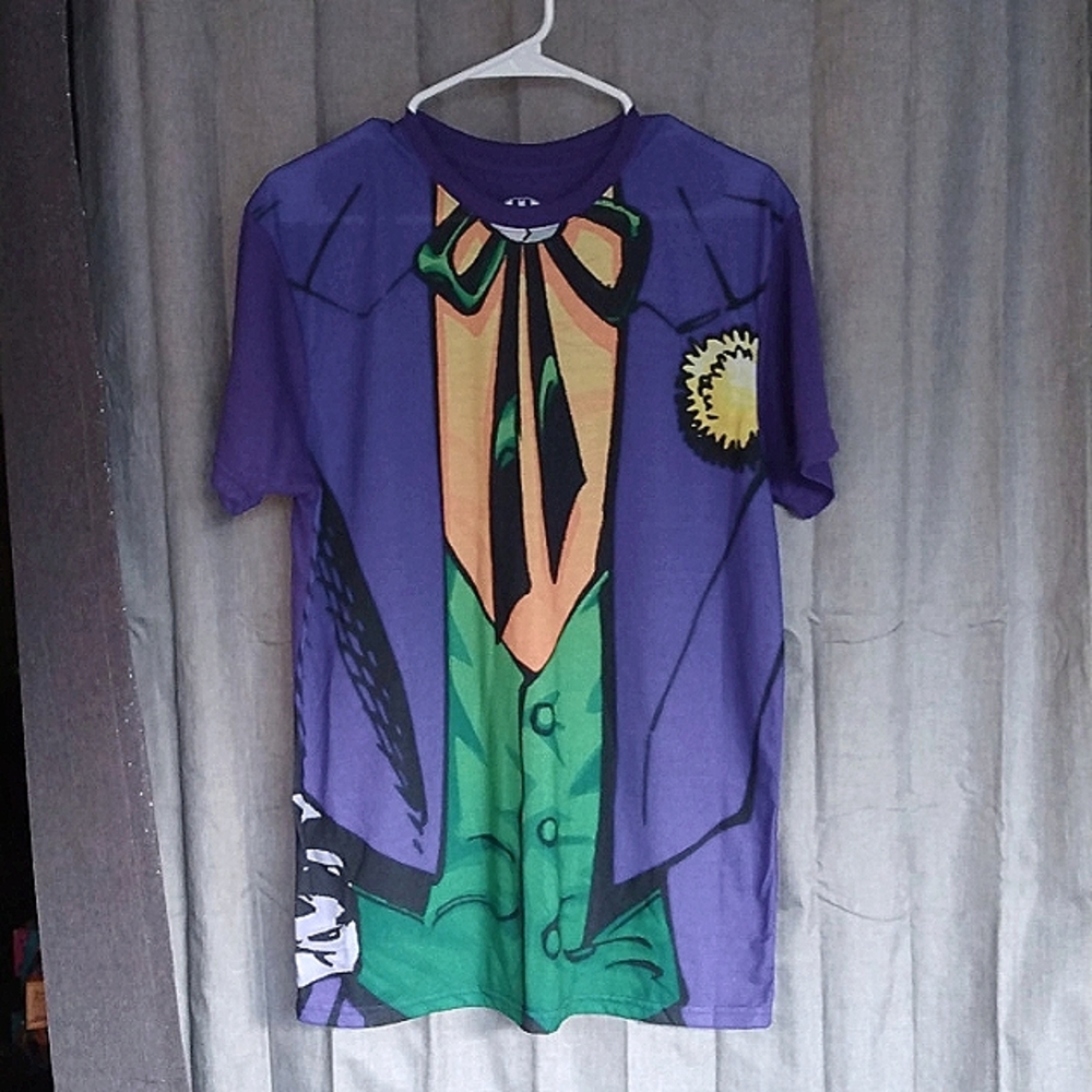 DC Comics JOKER Tshirt vibrant purple and green suit size M